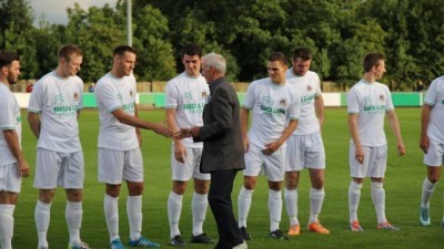 Kevin Hector meeting the current Bradford (Park Avenue) players before the game