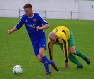 Mikey Dunn breaks forward for Pontefract